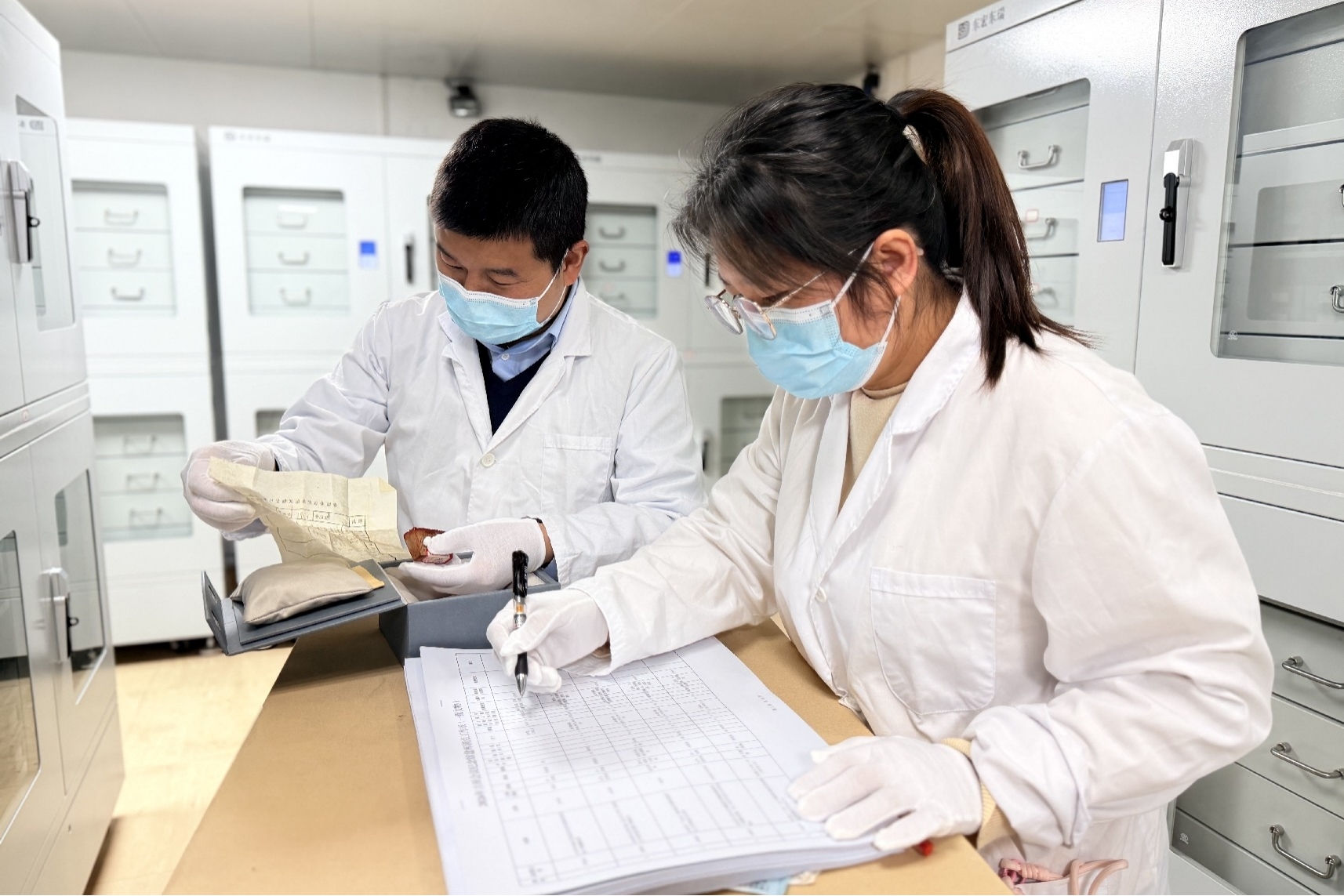 纪念馆工作人员在文物库房工作。古田会议纪念馆供图