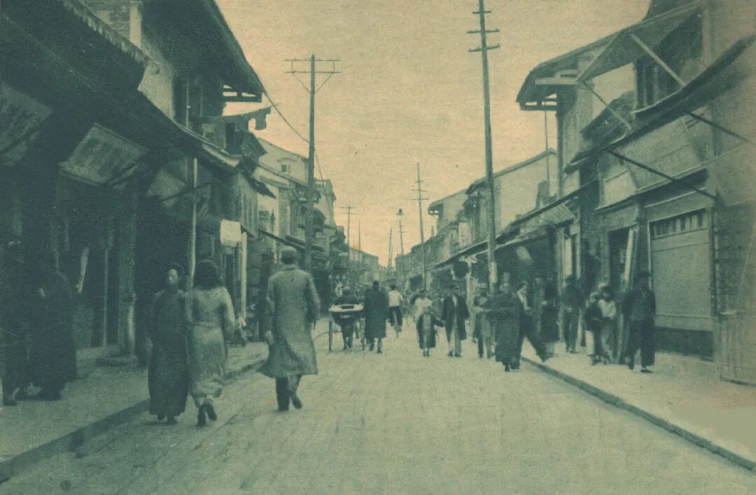 民国时期商铺林立的漳州陆安路（今新华东路）.jpg